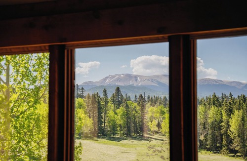Divide House | Sunrise Ridge SwimSpa Pikes Peak Views Sleeps 10
