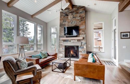 Christie Heights House | Sunrise Ski Haus, Stunning Mountain Views and Private Hot Tub