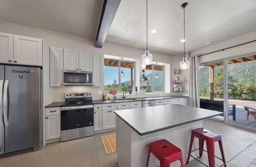 Cascade House | Sunrises and Sunsets in Cascade – Private Drive & Yard in Cascade
