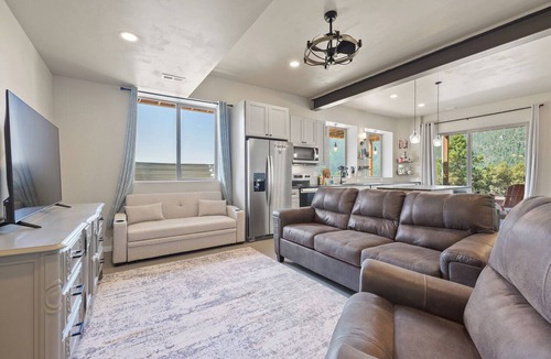 Cascade House | Sunrises and Sunsets in Cascade – Private Drive & Yard in Cascade