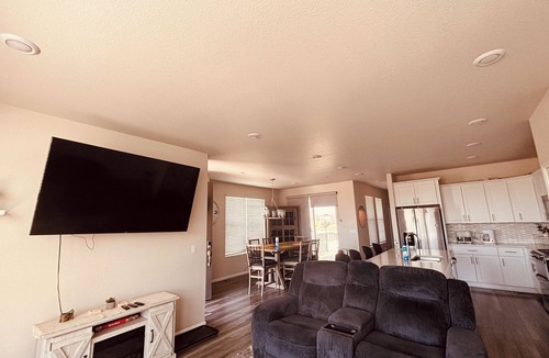 Henderson House | Sunshines - 3-bedroom house in quaint Brighton with cool vibes and AC
