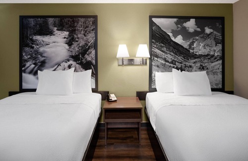 Northwest Colorado Springs Hotel | Super 8 by Wyndham Colo. Sprs. Garden Of The Gods