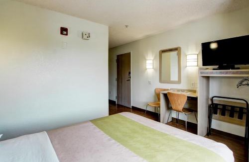 Aurora Hotel | Super 8 by Wyndham Aurora East