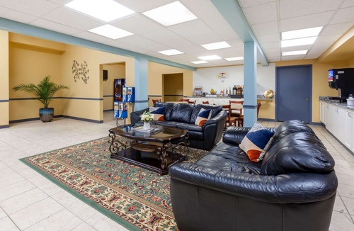 Newcomerstown Hotel | Super 8 by Wyndham Newcomerstown