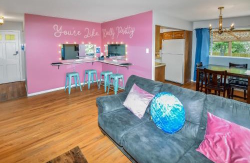 Southeast House | Super Cute Five Bedroom Home in Denver Perfect For Girls Trips