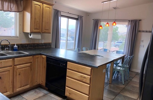 Page House | Superb 3-bedroom house with AC in friendly Page Sleeps 9