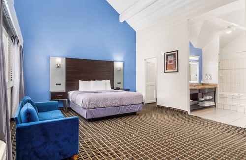 Westside Santa Cruz Hotel | Superior King Room + Sofa Bed | Oversized Soaking Tubs | Near Santa Cruz Beach