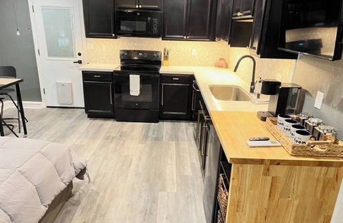 Reno House | Tahoe Studio Spa with Hot Tub and Sauna