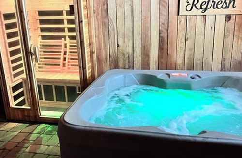 Reno House | Tahoe Studio Spa with Hot Tub and Sauna