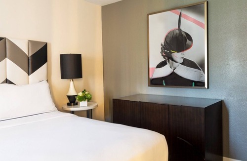 Norma Triangle Hotel | Take Pleasure in Los Angeles l 2 Suites w/Rooftop Pool & Gym Access