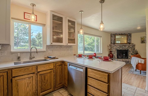 Redlands House | Tanglewood: Dog-Friendly Retreat + Spacious Yard