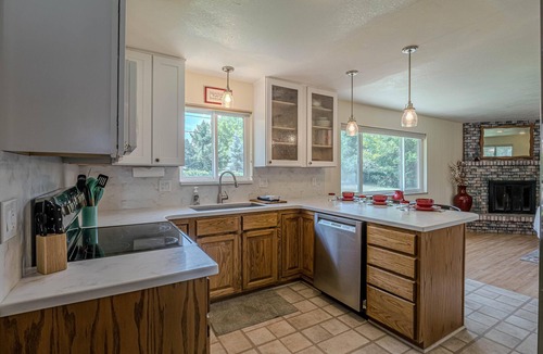 Redlands House | Tanglewood: Dog-Friendly Retreat + Spacious Yard