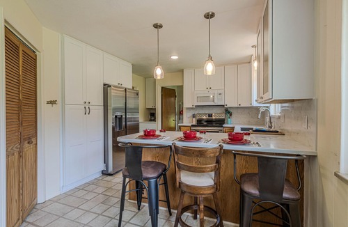 Redlands House | Tanglewood: Dog-Friendly Retreat + Spacious Yard