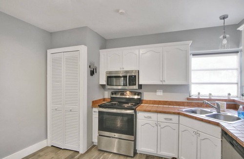 Tarpon River House | Tarpon River Getaway – Modern 2 BDR on Water