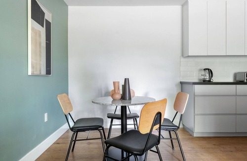 Sharon Heights Apartment | Tasteful Menlo Park 1BR w/Gym & Pool, nr Shops, by Blueground