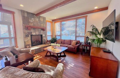 Three Peaks House | TC131 - Talon Circle