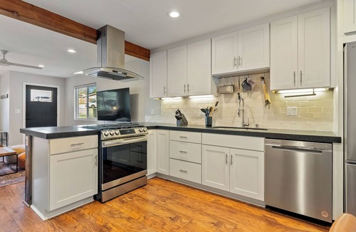 Templeton House | Templeton Creekside Cottage | Walk to Downtown