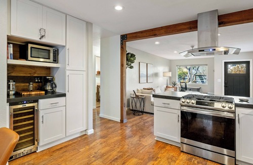 Templeton House | Templeton Creekside Cottage | Walk to Downtown