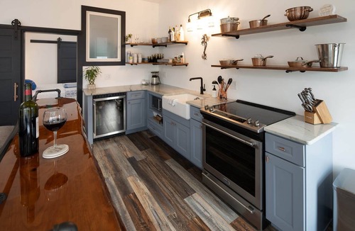 Port Clinton Apartment | The Alibi- (We will cover for you)