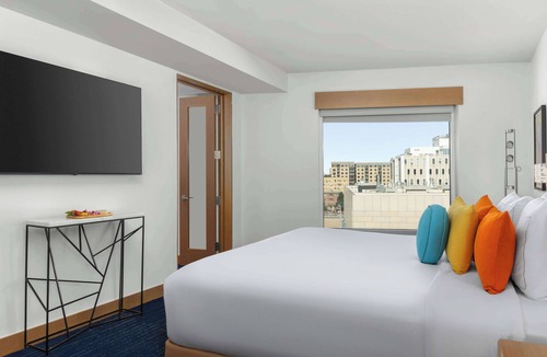 Golden Triangle Hotel | The Art Hotel Denver, Curio Collection by Hilton
