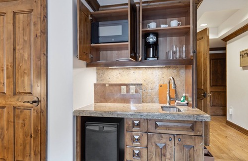 Aspen Hotel | The Aspen Mountain Residences Luxury Studio King Room Mountainside