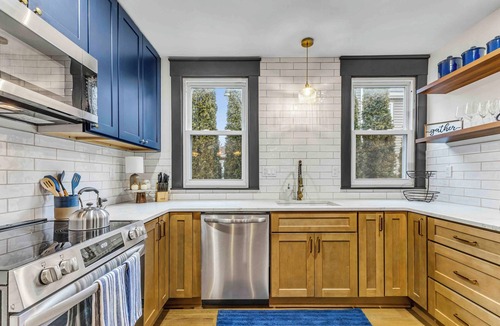 Medina House | The Big Blue House- 5 bedroom house - 1 block from Historic Medina Square