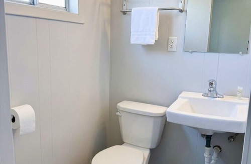 Bay View Bed & Breakfast | The Captain`s Room at The Cedar