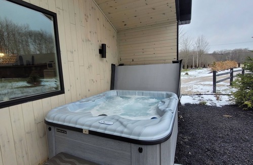 Austinburg Cottage | The Cork Cottages Unit 3 Hot Tub, Arcade, 2 Queen, 2 Bath, New and Modern