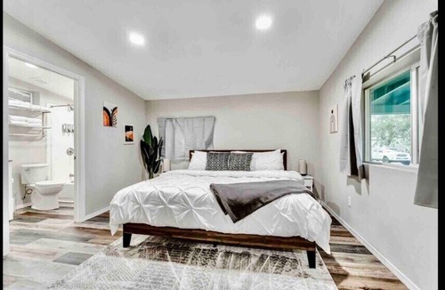 Alvadore House | The Country Retreat- Walk or Bike to Oregon!