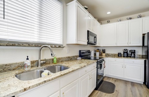 Fountain House | The Cozy Oak | Main Level Comforts