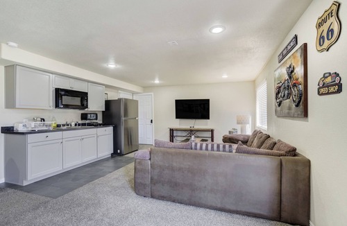 Fountain House | The Cozy Oak | Modern Basement Apartment