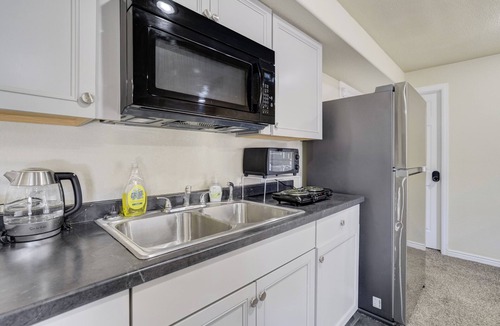 Fountain House | The Cozy Oak | Modern Basement Apartment