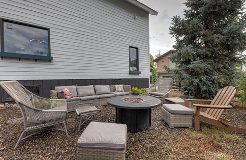 Old Town Ski Chalet | The Disco Chalet! 4-bed 3-bath, sleeps 10, pet friendly, Hot Tub, Walk downtown
