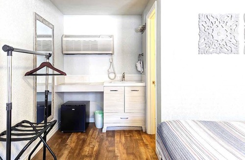 Manitou Springs Historic District Hotel | The Fountain Creek Inn | Creekside Queen | #102