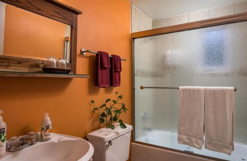 Five Points Bed & Breakfast | The Garden Room - Queen Anne Bed & Breakfast