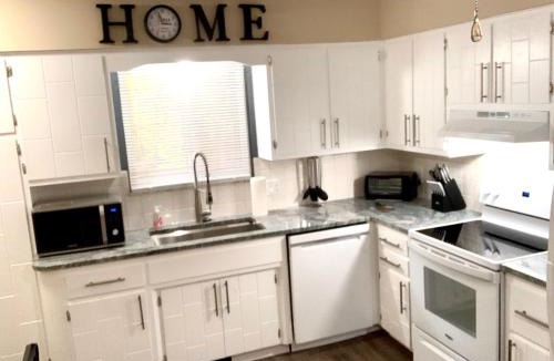 Uniontown House | The House Hotels - 4 Beds, huge yard, secluded, and central!