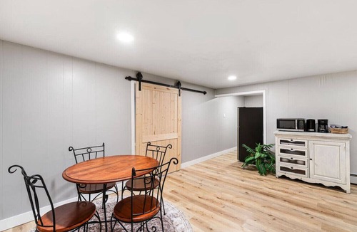 Holbrook Park Apartment | The King’s Nook | Lakewood Hot Tub Hideaway
