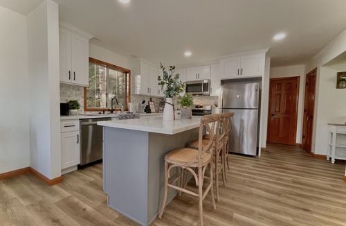 Crestline House | The Lakeview Lodge - LAKE/CITY VIEW CLOSE TO SHOPS FULLY REMODELED