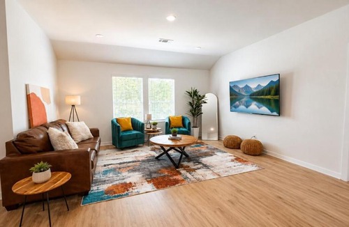 Maysville House | The Laredo - A Modern 4 BR house near Bentonville