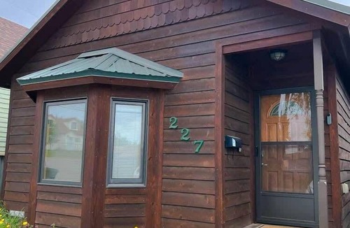 Leadville House | The Little Lodge Leadville — 2BR with Hot Tub, Pet-OK, 1.5 Blocks to Harrison