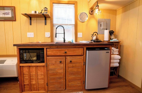 Lyons Resort | The Lyons Lodge – Boulder Charm & Mountain Views in a Tiny House Stay