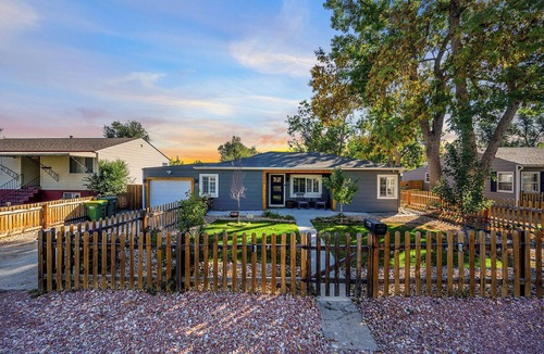 Edgewater House | The Mile High Haven: An Entertainers Dream Home with Hot Tub + Perfect Location