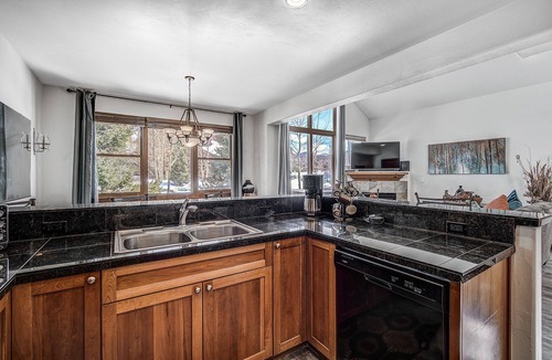 The Highlands House | The Oak Lane Chateau: with Private Hot Tub, Close to Golf, Free Ski Shuttle!