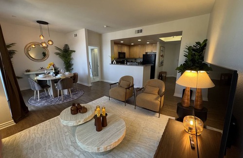 Sherman Oaks Hotel | The Oaks Retreat w/Dual Balconies, Gym, Parking & Laundry