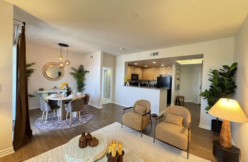 Sherman Oaks Hotel | The Oaks Retreat w/Dual Balconies, Gym, Parking & Laundry