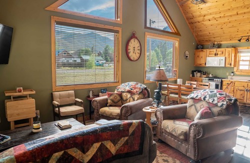 Lake City Cabin | The PB Bears Den - Perfect Spot for Your Family Getaway