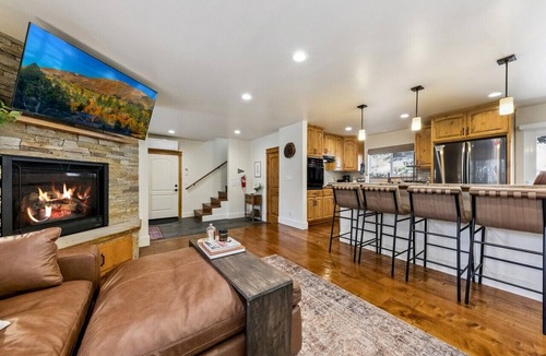 Tahoe Village House | The “Pine Tree Cabin”. Hot Tub, 4Br, 2 Ba, A/C, Near beaches, casinos, skiing