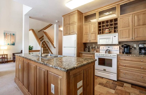 Lakeside Village House | The Pink Panther | Minutes from Lifts Hot Tub!