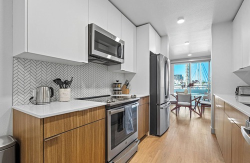 Marina del Rey Apartment | The Platinum Pearl' Marina Spirit Front Row Water View Pool, Gym