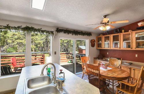 Parks House | The Ponderosa Scenic Forest Views Fire Pit BBQ Pet-Friendly Now with Wi-Fi